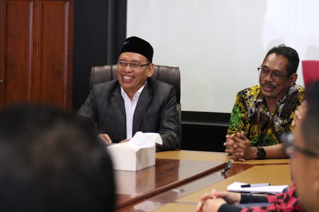 DARI kiri: Rektor UNAIR Prof Moh Nasih dan Ir. Oman Suherman MP Ketua Perum Perhutani Regional Jawa Timur di sela pembicaraan kerja sama, Kamis (12/9/2019). (Foto: Agus Irwanto)