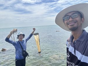 Praktik Kerja Lapangan Mahasiswa Akuakultur FPK UNAIR: Pengambilan Sampel dan Pengawetan Diatom Laut di Pantai Blue Lagoon Malaysia