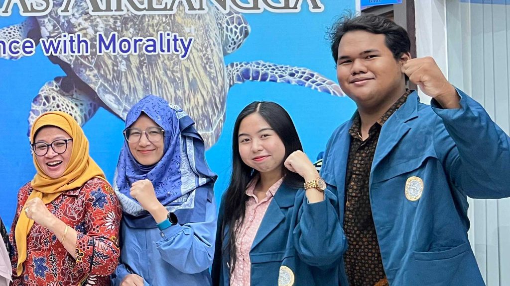 Mahasiswa Akuakultur UNAIR bersama dosen pembimbing saat kunjungan ke James Cook University Singapore
