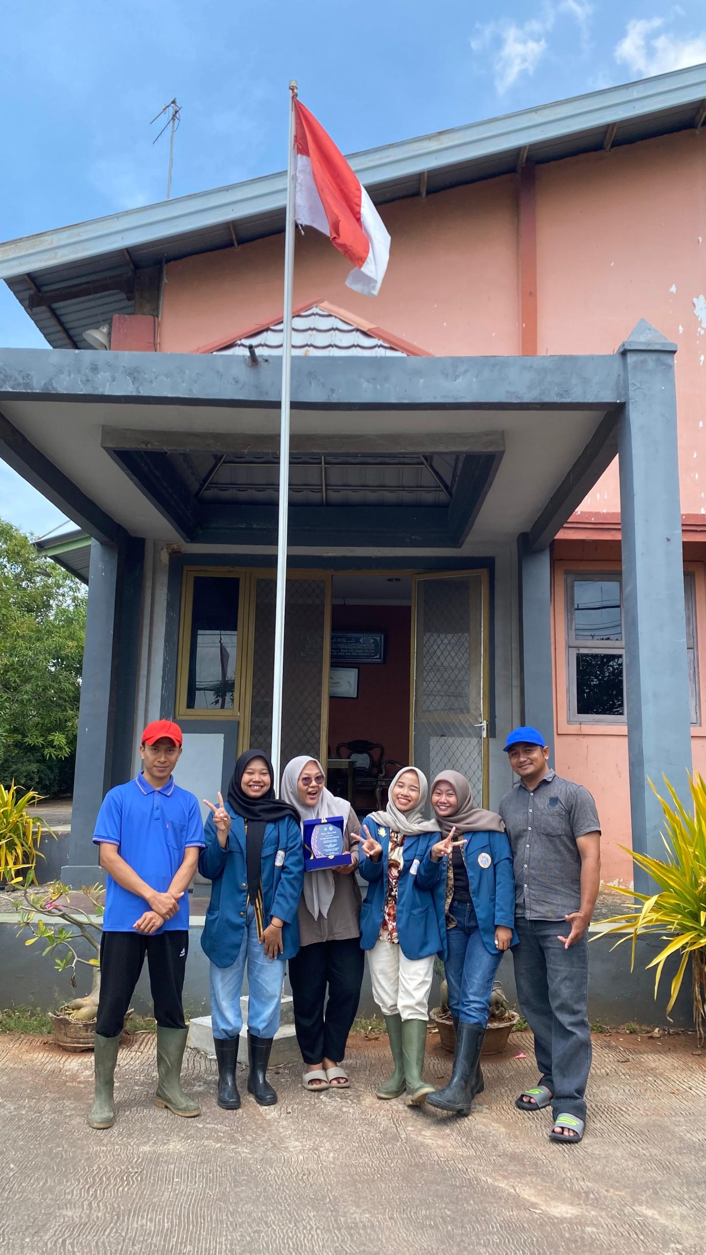 Ketika Belajar Bukan Hanya di Bangku Perkuliahan : Mahasiswi FPK UNAIR Dalami Proses Pembekuan Ikan Melalui PKL di PT. Enam Delapan Sembilan