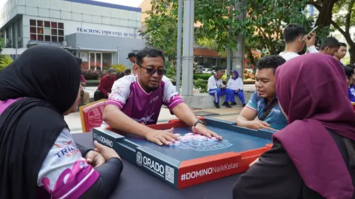 HAORNAS 2026 Wakil Dekan II FPK UNAIR mencoba permainan domino
