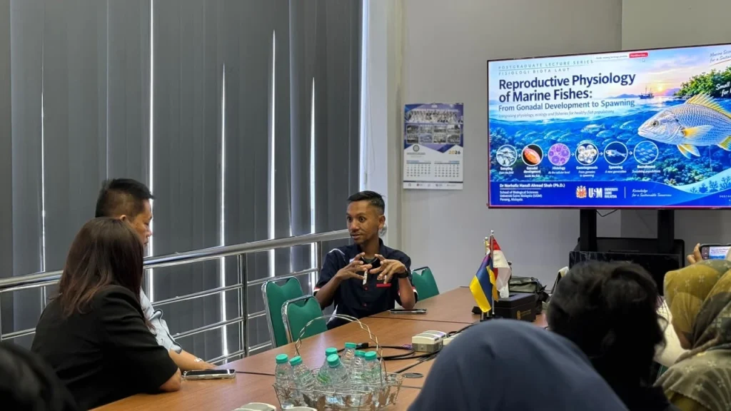 FPK UNAIR Hadirkan Akademisi USM untuk Mengkaji Fisiologi Adaptasi dan Reproduksi Ikan