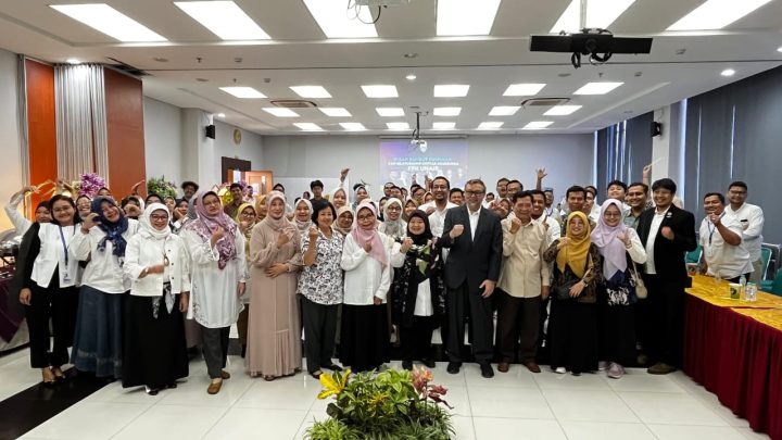 Prof. Mochammad Amin Alamsjah dan Prof. Endang Dewi Masithah dalam prosesi pisah sambut FPK UNAIR Foto bersama civitas akademika FPK UNAIR dalam acara pisah sambut pimpinan 2025